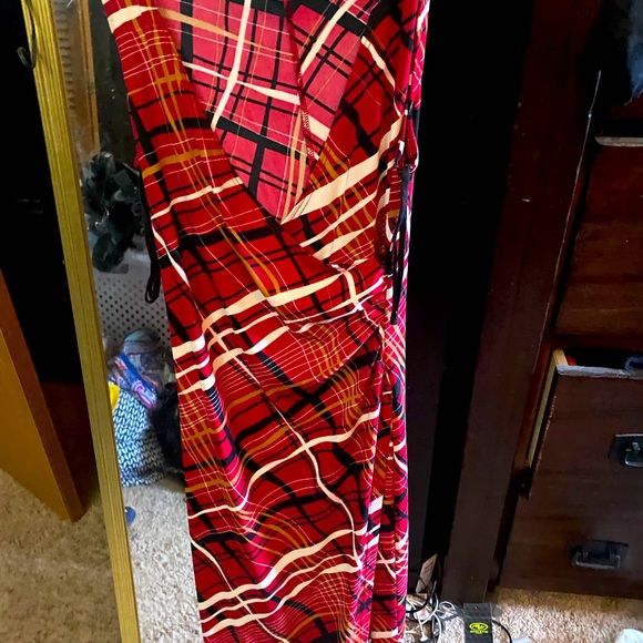 Cries cross lower neckline, dress bunches on 1 side. - Picture 1 of 2